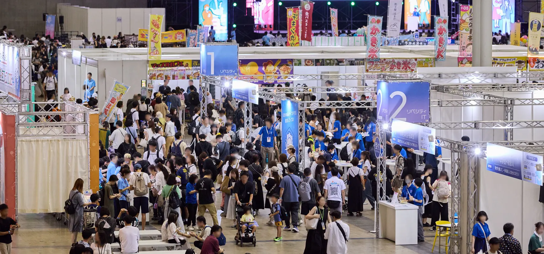 2025年フェスの会場全体を見渡した様子。ブースが並び、多くの来場者が行き交っている