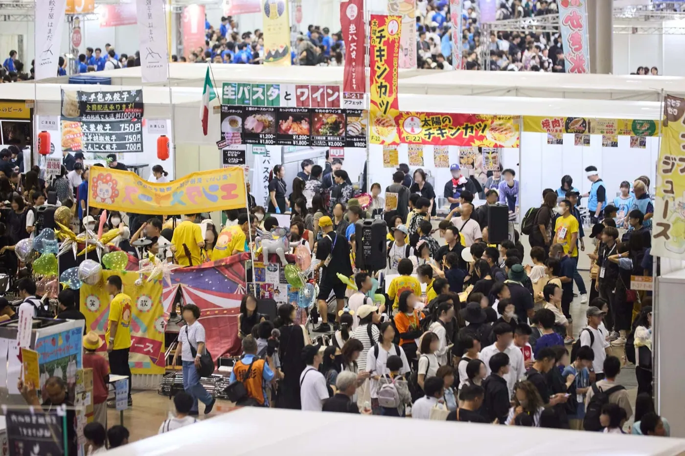 2025年開催時の出店ブースエリアを行き交う来場者
