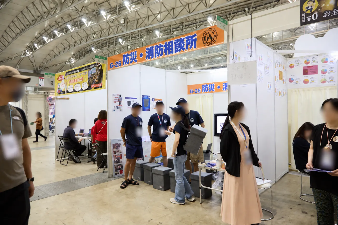 看板や展示を設けた防災・消防相談ブースで来場者を迎える出店者