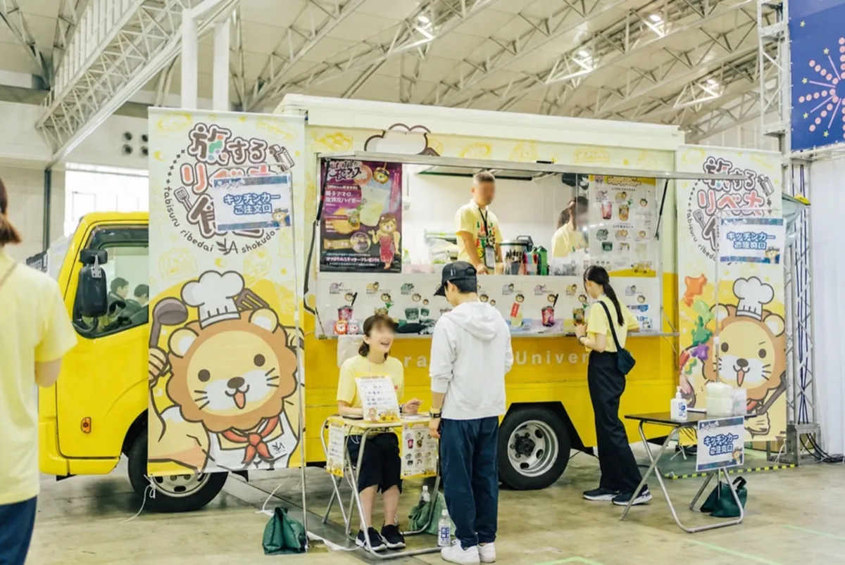 会場内に留置されたキッチンカー