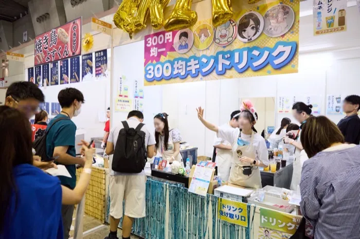 ドリンクを販売するブースで、来場者を迎える出店者たち