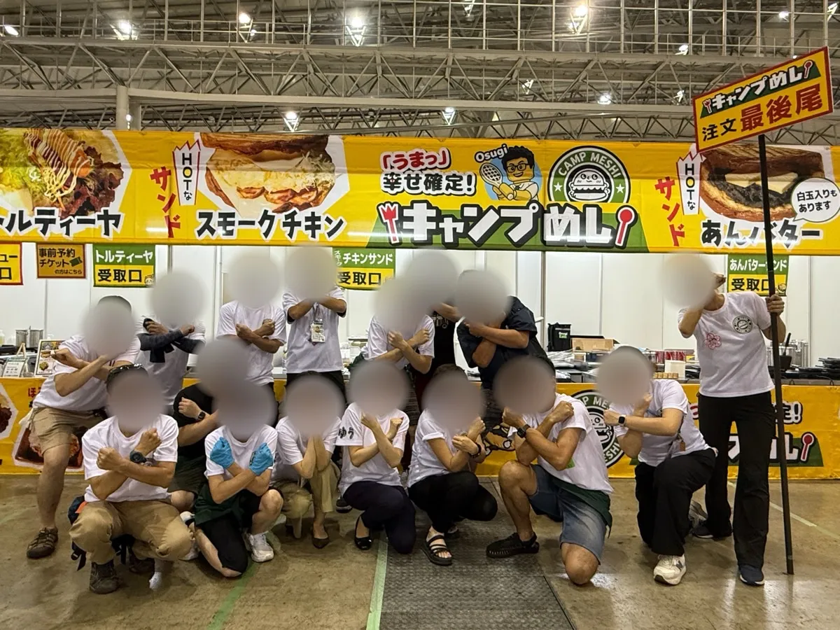 2025年、キャンプめしのブース前に集まったテニスのおすぎさんの出店チーム
