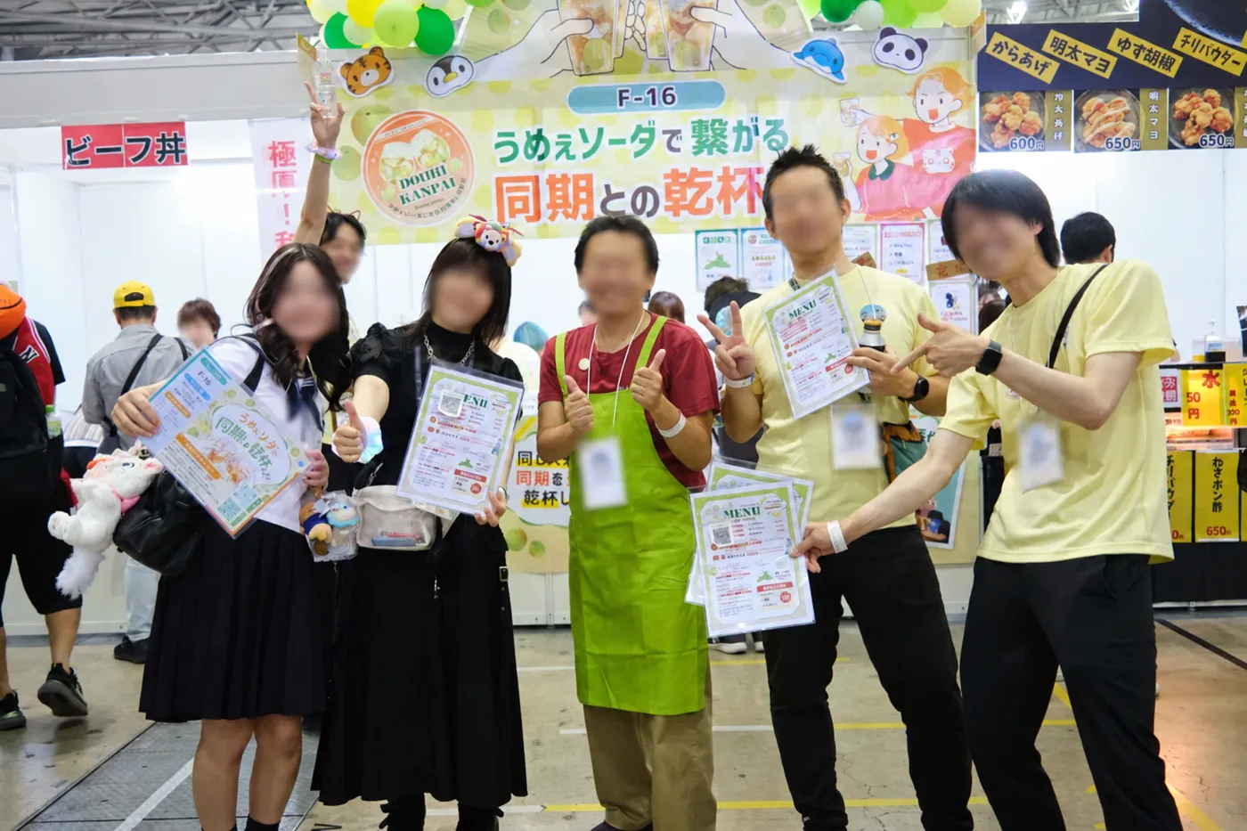出店ブースの前に集まったチームの集合写真